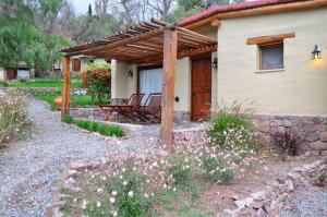 una casa con mesa y sillas en un patio en Posada Don Juan en Tilcara