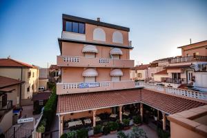 un edificio con balcones en la parte superior de un edificio en Hotel Sileoni, en Marina di Cecina