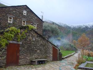 a stone building with a bunch of bananas on it at Casas da Nascente in Loriga