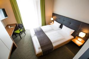Ein Bett oder Betten in einem Zimmer der Unterkunft RiKu HOTEL Weißenhorn