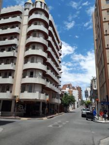 un edificio de apartamentos alto en una calle de la ciudad en mi depto en cba en Córdoba