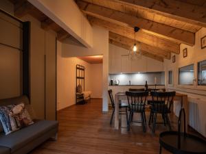 eine Küche und ein Esszimmer mit einem Tisch und Stühlen in der Unterkunft Malteserhaus Zermatt in Zermatt