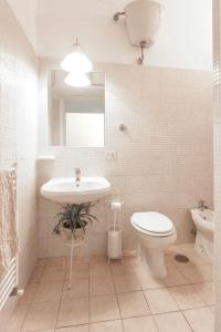een witte badkamer met een wastafel en een toilet bij Sarah's B&B in Rome
