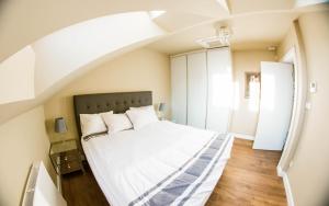 Posteľ alebo postele v izbe v ubytovaní Colorful Apartments Pułtusk