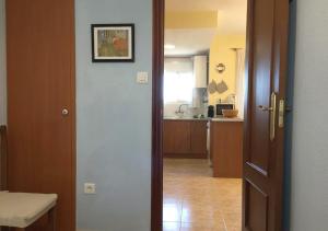 otwarte drzwi do kuchni z korytarzem w obiekcie Apartamento frente al Mar - 500 MBPS w mieście Puerto de Sagunto +12 zdjęć