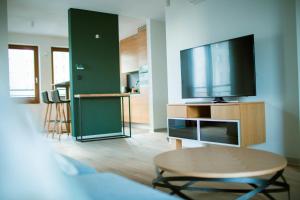 Televízia a/alebo spoločenská miestnosť v ubytovaní Colorful Apartments Pułtusk