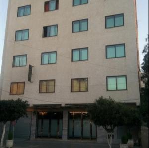 un edificio alto con muchas ventanas en Casablanca Hotel en Dar el Beïda