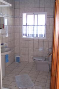 蒂哈拉費的住宿－Finca Marita，一间带卫生间、水槽和窗户的浴室