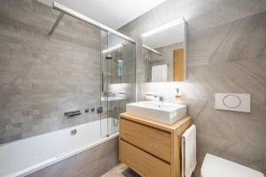 Koupelna v ubytování LAAX Homes - Taviarna Laax 2,14 + 2 fotografie