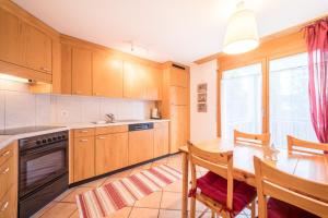 Kuchyň nebo kuchyňský kout v ubytování LAAX Homes - Val Mulin 14,1 - Accernero