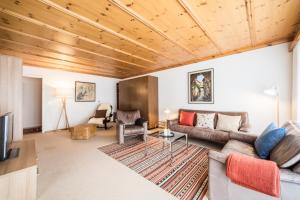 Posezení v ubytování LAAX Homes - Val Signina 1-13a