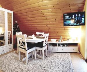 Televízia a/alebo spoločenská miestnosť v ubytovaní Domek pod Antałówką