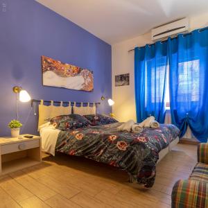 una camera da letto con un letto con pareti blu e tende blu di B & B San Cataldo a San Cataldo