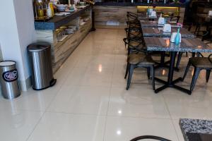 a dining room with tables and chairs in a restaurant at Hotel Expo Abastos in Guadalajara