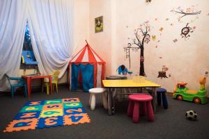 a childs play room with a table and a tent at Hotel Sport in Sappada