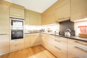 Η κουζίνα ή μικρή κουζίνα στο LAAX Homes - Via Surpunt 20A - A1- Bruwer +5 φωτογραφίες