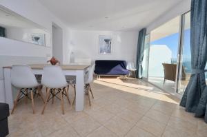uma cozinha e sala de jantar com mesa e cadeiras em Vista panorámica em Lloret de Mar