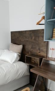 Postel nebo postele na pokoji v ubytování Emmaus Single Room