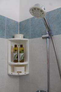 un cabezal de ducha y una luz en el baño en Montehugh, en Lárnaca