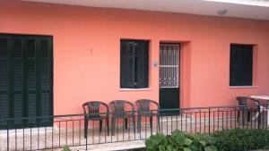 Φωτογραφία από το άλμπουμ του Hide Away Ipsos Rooms and Apartments στον Ύψο