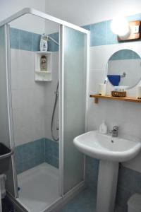 uma casa de banho com um chuveiro e um lavatório. em Montehugh em Lárnaca