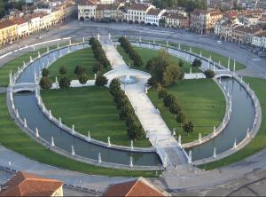 an aerial view of a park in a city at Appartamenti Portavenezia in Padova