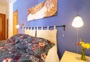 - une chambre avec un lit et une table avec une lampe dans l'établissement B & B San Cataldo, à San Cataldo