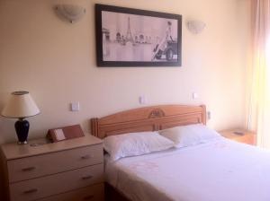 1 dormitorio con 1 cama y una foto en la pared en Hostal Madrid Paris, en Buitrago del Lozoya