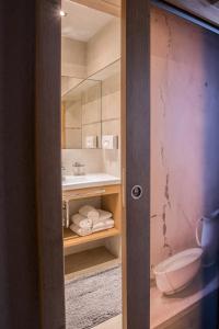 ツェル・アム・ツィラーにあるBirkenhofのバスルーム(洗面台、トイレ付)