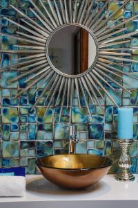 アレシーフェにあるApartamento Azure- Tierra y Marのバスルーム(鏡付きの洗面台、モザイクの壁)