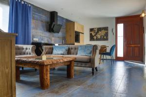 - un salon avec un canapé et une table dans l'établissement Apartamento Azure- Tierra y Mar, à Arrecife