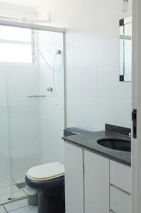 y baño con aseo y lavamanos. en Residencial Larissa Elena, en Florianópolis