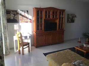 salon z centrum rozrywki i telewizorem w obiekcie Atico El Paso w mieście El Paso