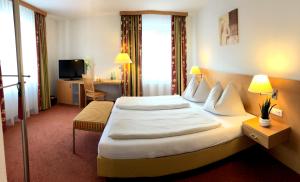 A bed or beds in a room at Motel55 - nettes Hotel mit Self Check-In in Villach, Warmbad