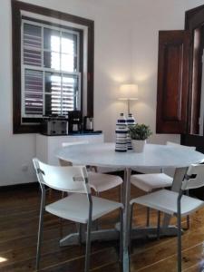 a white table and chairs in a kitchen at Inglesinhos 1 in Lisbon