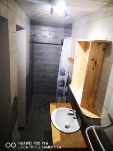 A bathroom at Gîtes Les Grandes Voies - Clé Vacances