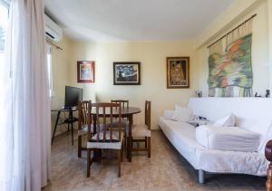 salon z białą kanapą i stołem w obiekcie Apartamento frente al Mar - 500 MBPS w mieście Puerto de Sagunto