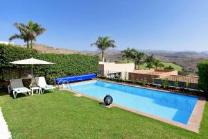 basen z dwoma krzesłami i parasolem w obiekcie Salobre Par 4 Nº4 w mieście Salobre