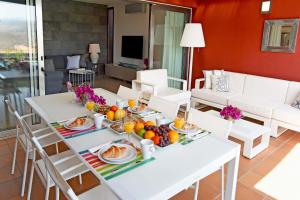 jadalnia ze stołem, na którym stoją owoce w obiekcie Salobre Par 4 Nº4 w mieście Salobre