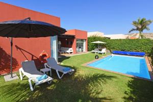 basen z dwoma krzesłami i parasolem w obiekcie Salobre Par 4 Nº4 w mieście Salobre