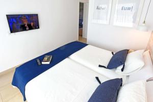 sypialnia z łóżkiem i telewizorem na ścianie w obiekcie Salobre Par 4 Nº4 w mieście Salobre +12 zdjęć