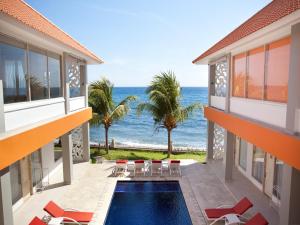 vistas al océano desde el balcón de una casa en Bondalem Beach Club, en Tejakula