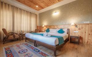 1 dormitorio con cama, escritorio y silla en Hotel The Kaal, en Leh