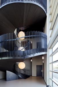uma vista para uma escada em espiral num edifício em Delparco Hotel em Buttrio