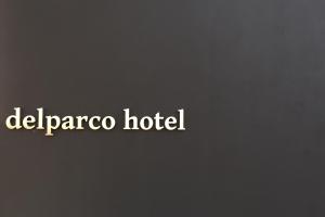 Buttrio的住宿－Delparco Hotel，贴上标有la pieraza hotel的标牌