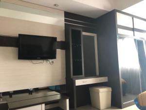 a bathroom with a tv and a toilet in a room at Imam Bojol Street No 1 kampung utama Batam in Nagoya