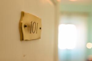 une horloge sur un mur avec son numéro dans l'établissement Albergo La Felicina - Mugello, à San Piero a Sieve