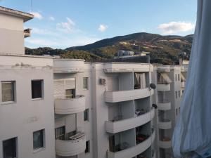 desde el balcón de un edificio con balcones en Vlora Apartment, en Vlorë