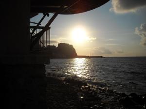 a sunset on the beach with the sun setting at Casa vacanze Scilla in Scilla
