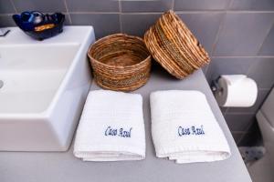 twee handdoeken op een aanrecht naast een wastafel bij Casa Azul in Fuencaliente de la Palma